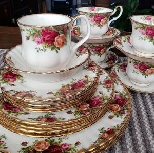 Beautiful Royal Albert Old Country Roses Dinnerware Set 4 Place Settings W/Extra